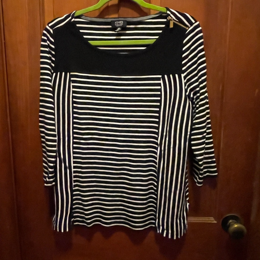 Very comfortable Jones New York Signature top
